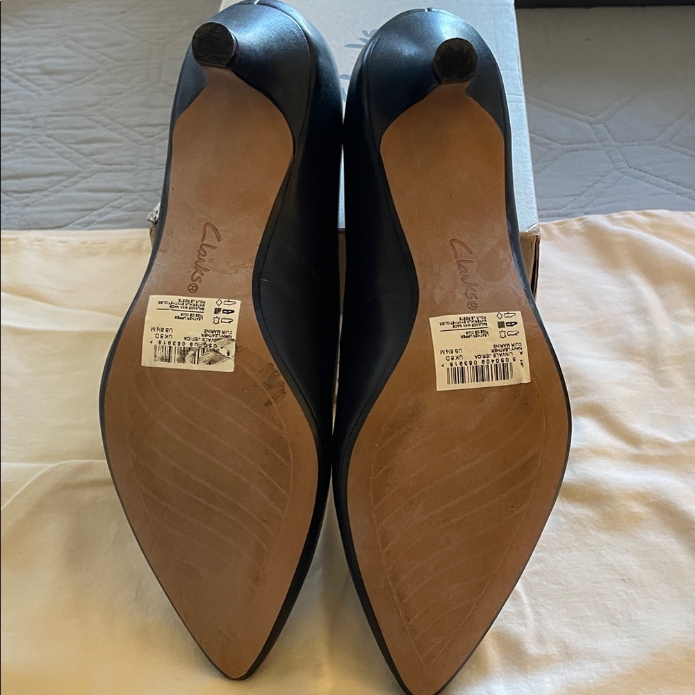 Clarks Women's Elegant Navy Heels - Picture 4 of 8